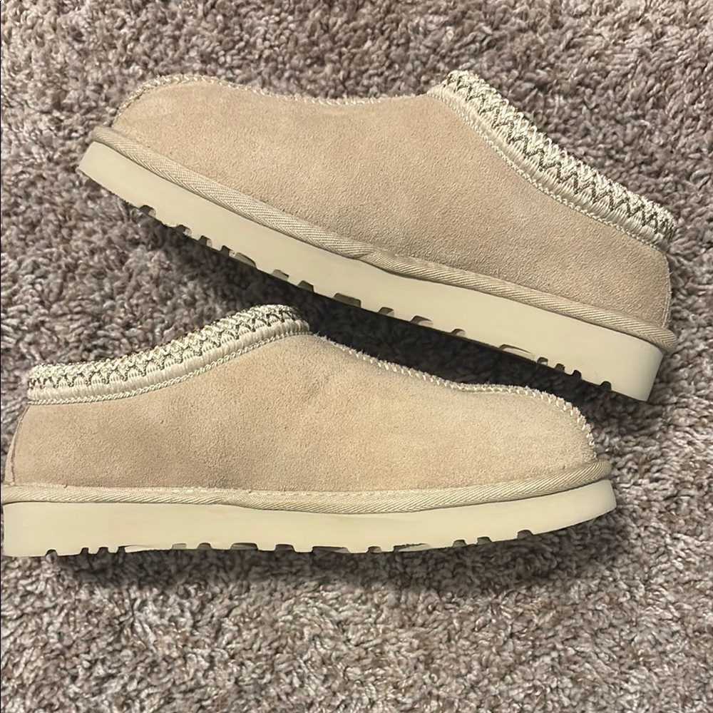 UGG INSPIRED Tan Suede Slippers - Picture 4 of 8